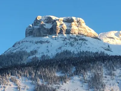 Ein allgemeiner Bergblick oder ein Berglick von des Chalets aus