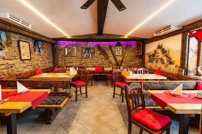 Ein Sitzbereich in der Unterkunft Party Hotel Taverne
