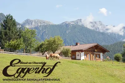 Ein allgemeiner Bergblick oder ein Berglick von des Ferienhauses aus
