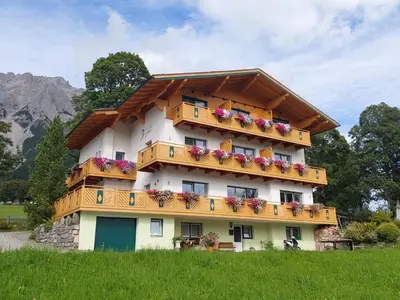 Ein allgemeiner Bergblick oder ein Berglick von der Pension aus