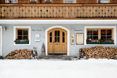 Eine Fassade oder ein Eingang zu Das Dorf in der Stadt