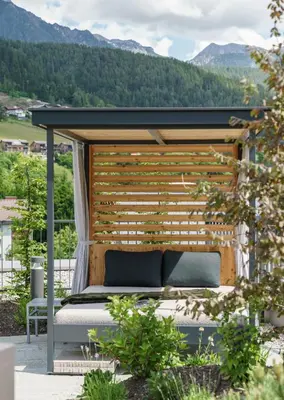Ein allgemeiner Bergblick oder ein Berglick von des Aparthotels aus