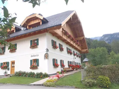 Das Gebäude in dem sich der Bauernhof befindet