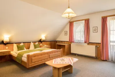 Ein Bett oder Betten in einem Zimmer der Unterkunft Gasthof Murtalerhof
