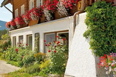 Ein Garten an der Unterkunft Hotel Stockerwirt