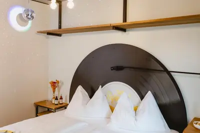 Ein Bett oder Betten in einem Zimmer der Unterkunft zum Sigismund - kiss & sleep
