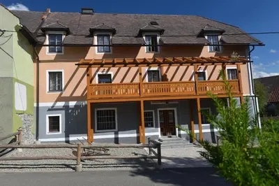 Das Gebäude in dem sich die Ferienwohnung befindet