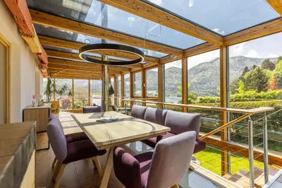 Ein allgemeiner Bergblick oder ein Berglick von der Pension aus