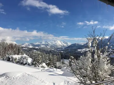 Ein allgemeiner Bergblick oder ein Berglick von der Ferienwohnung aus