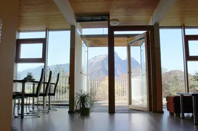 Ein allgemeiner Bergblick oder ein Berglick von des Aparthotels aus