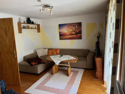 Ein Sitzbereich in der Unterkunft Ferienwohnung Kaltenleitner