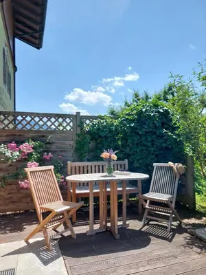 Ein Garten an der Unterkunft Landhotel Häuserl im Wald