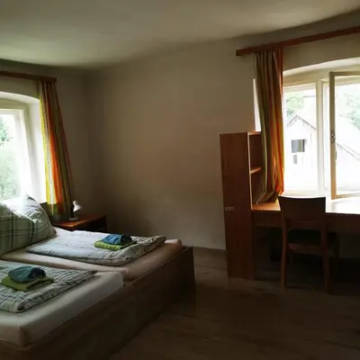 Ein Sitzbereich in der Unterkunft Budgetzimmer Irdning