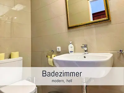 Ein Badezimmer in der Unterkunft Suite Marie Antoinette, Blick auf den Stadtplatz, Traunseeblick - ideal für Paare und Kulturinteressierte