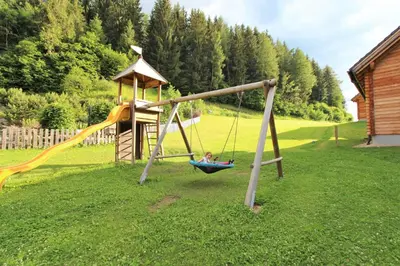 Ein Kinderspielbereich in der Unterkunft Hüttendorf Schladming
