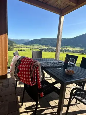 Ein allgemeiner Bergblick oder ein Berglick von der Ferienwohnung aus