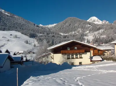 Ein allgemeiner Bergblick oder ein Berglick von der Ferienwohnung aus