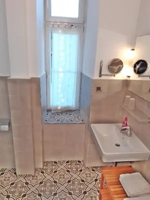 Ein Badezimmer in der Unterkunft KRISTALL Doppelzimmer im Zentrum, Balkon, Nähe Bahnhof und Therme