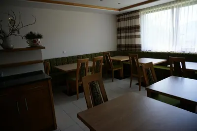 Ein Restaurant oder anderes Speiselokal in der Unterkunft Pension Arnika