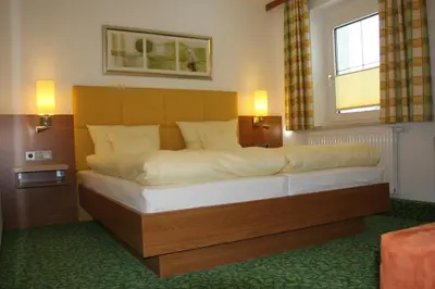 Ein Bett oder Betten in einem Zimmer der Unterkunft Hotel Sonnenhof