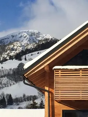 Ein allgemeiner Bergblick oder ein Berglick von des Aparthotels aus