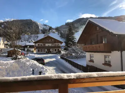 Ein allgemeiner Bergblick oder ein Berglick von des Aparthotels aus