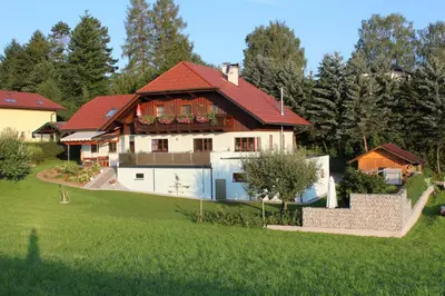 Das Gebäude in dem sich die Ferienwohnung befindet