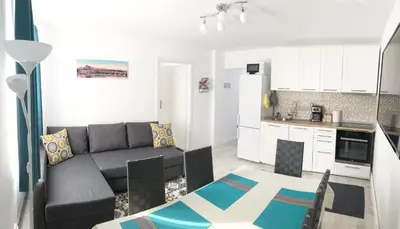 Küche/Küchenzeile in der Unterkunft Riverside Ski Apartment