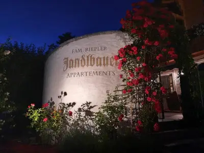 Ein Garten an der Unterkunft Appartments Jandlbauer