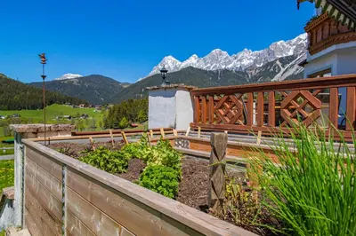 Ein allgemeiner Bergblick oder ein Berglick von der Pension aus