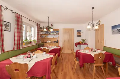 Ein Sitzbereich in der Unterkunft Haslehnerhof
