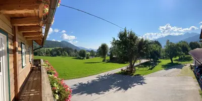 Ein allgemeiner Bergblick oder ein Berglick von des Bauernhofs aus