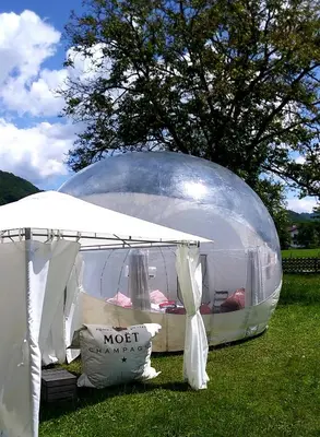 Ein Garten an der Unterkunft Bubble Tent Hotel