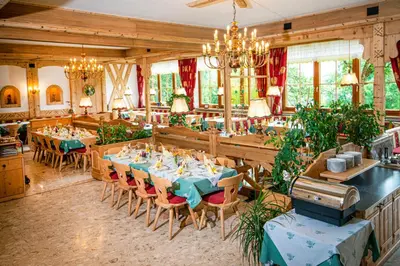 Ein Restaurant oder anderes Speiselokal in der Unterkunft Örglwirt Ferienwelt - Hotel Post Örglwirt
