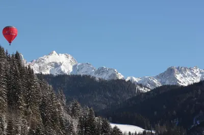 Ein allgemeiner Bergblick oder ein Berglick von der Ferienwohnung aus