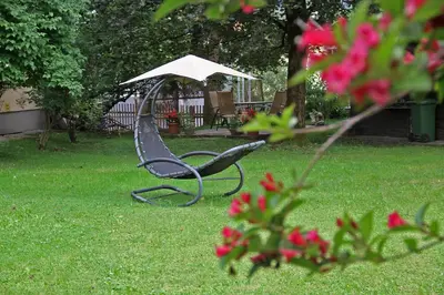 Ein Garten an der Unterkunft Appartements am Kurpark
