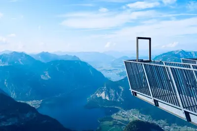 Ein allgemeiner Bergblick oder ein Berglick von des Aparthotels aus