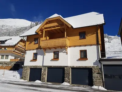 Ein allgemeiner Bergblick oder ein Berglick von des Aparthotels aus