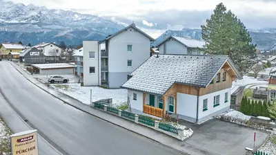 Ein allgemeiner Bergblick oder ein Berglick von des Ferienhauses aus