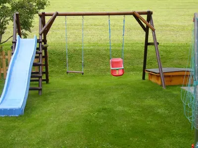 Ein Kinderspielbereich in der Unterkunft Ferienwohnungen Haus Sonnenschein