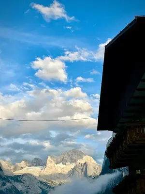 Ein allgemeiner Bergblick oder ein Berglick von des Ferienhauses aus