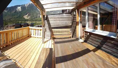 Ein allgemeiner Bergblick oder ein Berglick von des Ferienparks aus