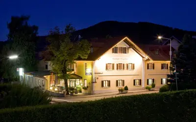 Ein allgemeiner Bergblick oder ein Berglick von der Pension aus