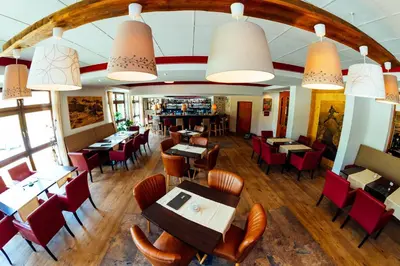 Ein Restaurant oder anderes Speiselokal in der Unterkunft Alpine Studio with Indoor Pool & Spa included - 10 min from Hallstatt