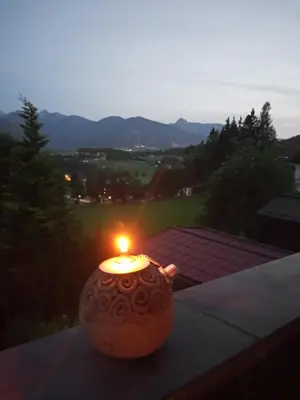 Ein allgemeiner Bergblick oder ein Berglick von der Ferienwohnung aus