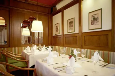 Ein Restaurant oder anderes Speiselokal in der Unterkunft Hotel Lindner