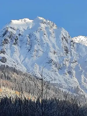 Ein allgemeiner Bergblick oder ein Berglick von der Pension aus