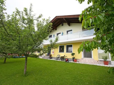 Ein Garten an der Unterkunft Apartment Rosi-1 by Interhome