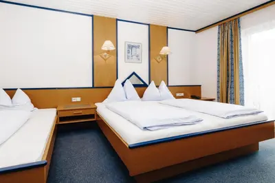 Ein Bett oder Betten in einem Zimmer der Unterkunft Hotel Garni Tannenhof