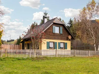 Das Gebäude in dem sich das Ferienhaus befindet